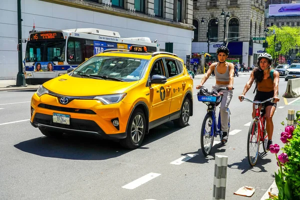 2021年5月2日 骑自行车的人在曼哈顿先驱广场骑车 — 图库照片