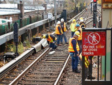 BrooKLYN, New York - 3 Aralık 2021: MTA ekibi Brooklyn 'deki Kings Highway İstasyonu' nda bakım hizmeti veriyor. New York Ulaşım Dairesi 'nin sahibi olduğu metro sisteminde 469 istasyon faaliyet gösteriyor.
