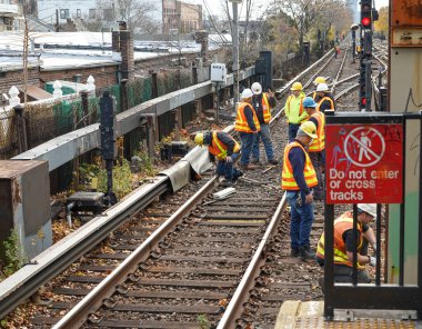 BrooKLYN, New York - 3 Aralık 2021: MTA ekibi Brooklyn 'deki Kings Highway İstasyonu' nda bakım hizmeti veriyor. New York Ulaşım Dairesi 'nin sahibi olduğu metro sisteminde 469 istasyon faaliyet gösteriyor.