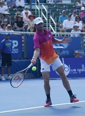 DELRAY BEACH, FLORIDA - 18 Şubat 2022: Florida 'da düzenlenen 2022 Delray Beach Open turnuvasında ABD' li profesyonel tenisçi Tommy Paul