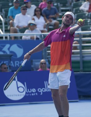 DELRAY BEACH, FLORIDA - 18 Şubat 2022: Florida 'da düzenlenen 2022 Delray Beach Open turnuvasında ABD' li profesyonel tenisçi Tommy Paul