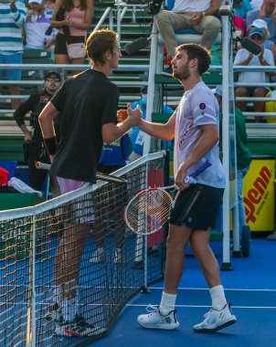 DELRAY BEACH, FLORIDA - 18 Şubat 2022: ABD 'li Sebastian Korda (L) ve Büyük Britanya' lı Cameron Norrie, Florida 'da düzenlenen 2022 Delray Beach Open turnuvasında oynadıkları çeyrek final maçından sonra ağdan kurtuldular.