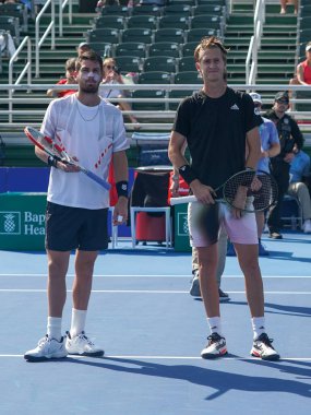 DELRAY BEACH, FLORIDA - 18 Şubat 2022: Büyük Britanya 'dan Cameron Norrie (L) ve ABD' den Sebastian Korda Florida 'daki 2022 Delray Beach Open turnuvasında oynanan çeyrek final maçı öncesinde