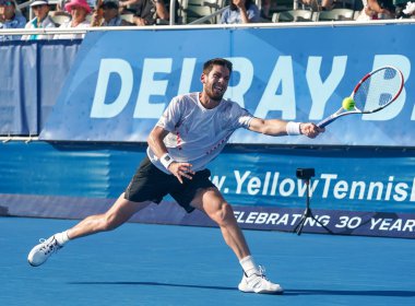 DELRAY BEACH, FLORIDA - 18 Şubat 2022: Büyük Britanya 'dan profesyonel tenisçi Cameron Norrie Florida' da düzenlenen 2022 Delray Beach Open turnuvasında oynadığı çeyrek final maçında