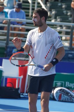 DELRAY BEACH, FLORIDA - 18 Şubat 2022: Büyük Britanya 'dan profesyonel tenisçi Cameron Norrie, Florida' da düzenlenen 2022 Delray Beach Open turnuvasında çeyrek final maçından sonra zaferini kutladı