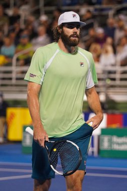 DELRAY BEACH, FLORIDA - 19 Şubat 2022: ABD 'li profesyonel tenisçi Reilly Opelka, Florida' da düzenlenen 2022 Delray Beach Open turnuvasında oynadığı yarı final maçında
