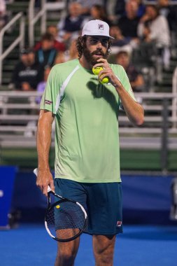 DELRAY BEACH, FLORIDA - 19 Şubat 2022: ABD 'li profesyonel tenisçi Reilly Opelka, Florida' da düzenlenen 2022 Delray Beach Open turnuvasında oynadığı yarı final maçında