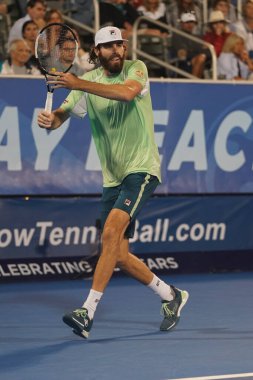 DELRAY BEACH, FLORIDA - 19 Şubat 2022: ABD 'li profesyonel tenisçi Reilly Opelka, Florida' da düzenlenen 2022 Delray Beach Open turnuvasında oynadığı yarı final maçında