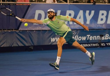 DELRAY BEACH, FLORIDA - 19 Şubat 2022: ABD 'li profesyonel tenisçi Reilly Opelka, Florida' da düzenlenen 2022 Delray Beach Open turnuvasında oynadığı yarı final maçında