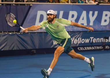 DELRAY BEACH, FLORIDA - 19 Şubat 2022: ABD 'li profesyonel tenisçi Reilly Opelka, Florida' da düzenlenen 2022 Delray Beach Open turnuvasında oynadığı yarı final maçında