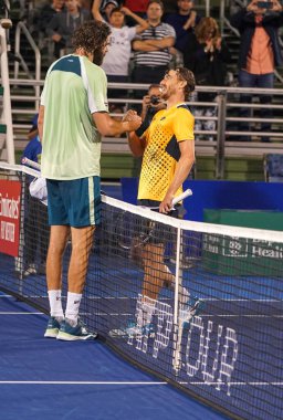 DELRAY BEACH, FLORIDA - 19 Şubat 2022: ABD 'li Reilly Opelka (L) ve Florida' daki 2022 Delray Beach Open turnuvasında oynanan yarı final maçı sonrasında Avustralyalı John Millman