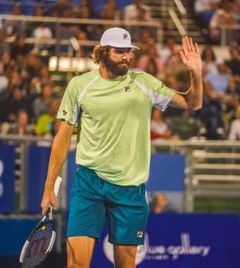 DELRAY BEACH, FLORIDA - 19 Şubat 2022: ABD 'li profesyonel tenisçi Reilly Opelka, Florida' da düzenlenen 2022 Delray Beach Open turnuvasında oynadığı yarı final maçında