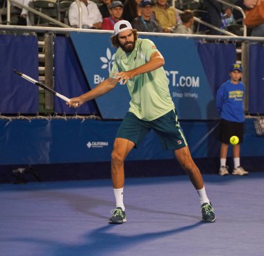 DELRAY BEACH, FLORIDA - 19 Şubat 2022: ABD 'li profesyonel tenisçi Reilly Opelka, Florida' da düzenlenen 2022 Delray Beach Open turnuvasında oynadığı yarı final maçında