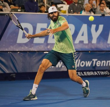DELRAY BEACH, FLORIDA - 19 Şubat 2022: ABD 'li profesyonel tenisçi Reilly Opelka, Florida' da düzenlenen 2022 Delray Beach Open turnuvasında oynadığı yarı final maçında