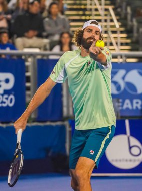 DELRAY BEACH, FLORIDA - 19 Şubat 2022: ABD 'li profesyonel tenisçi Reilly Opelka, Florida' da düzenlenen 2022 Delray Beach Open turnuvasında oynadığı yarı final maçında