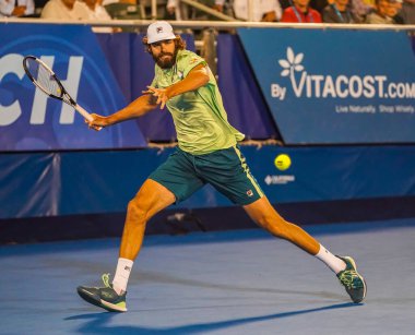 DELRAY BEACH, FLORIDA - 19 Şubat 2022: ABD 'li profesyonel tenisçi Reilly Opelka, Florida' da düzenlenen 2022 Delray Beach Open turnuvasında oynadığı yarı final maçında