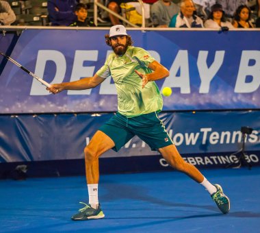 DELRAY BEACH, FLORIDA - 19 Şubat 2022: ABD 'li profesyonel tenisçi Reilly Opelka, Florida' da düzenlenen 2022 Delray Beach Open turnuvasında oynadığı yarı final maçında