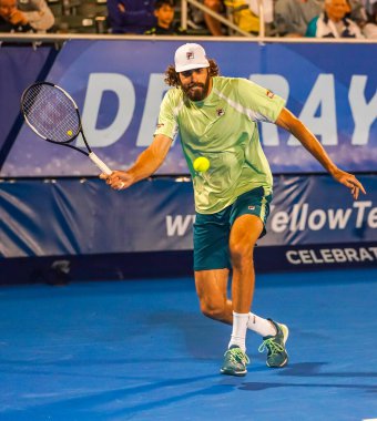 DELRAY BEACH, FLORIDA - 19 Şubat 2022: ABD 'li profesyonel tenisçi Reilly Opelka, Florida' da düzenlenen 2022 Delray Beach Open turnuvasında oynadığı yarı final maçında