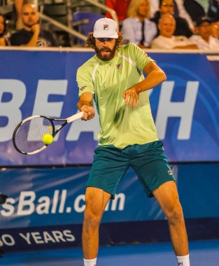 DELRAY BEACH, FLORIDA - 19 Şubat 2022: ABD 'li profesyonel tenisçi Reilly Opelka, Florida' da düzenlenen 2022 Delray Beach Open turnuvasında oynadığı yarı final maçında