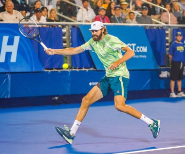 DELRAY BEACH, FLORIDA - 19 Şubat 2022: ABD 'li profesyonel tenisçi Reilly Opelka, Florida' da düzenlenen 2022 Delray Beach Open turnuvasında oynadığı yarı final maçında