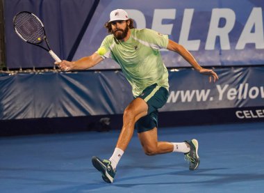 DELRAY BEACH, FLORIDA - 19 Şubat 2022: ABD 'li profesyonel tenisçi Reilly Opelka, Florida' da düzenlenen 2022 Delray Beach Open turnuvasında oynadığı yarı final maçında