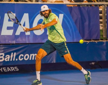 DELRAY BEACH, FLORIDA - 19 Şubat 2022: ABD 'li profesyonel tenisçi Reilly Opelka, Florida' da düzenlenen 2022 Delray Beach Open turnuvasında oynadığı yarı final maçında