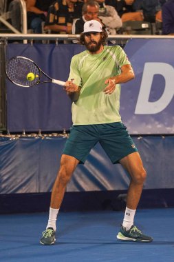 DELRAY BEACH, FLORIDA - 19 Şubat 2022: ABD 'li profesyonel tenisçi Reilly Opelka, Florida' da düzenlenen 2022 Delray Beach Open turnuvasında oynadığı yarı final maçında