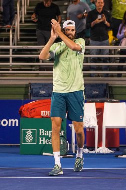 DELRAY BEACH, FLORIDA - 19 Şubat 2022: ABD 'li profesyonel tenisçi Reilly Opelka, Florida' da düzenlenen 2022 Delray Beach Open turnuvasında oynadığı yarı final maçı sonrasında zaferini kutladı