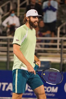 DELRAY BEACH, FLORIDA - 19 Şubat 2022: ABD 'li profesyonel tenisçi Reilly Opelka, Florida' da düzenlenen 2022 Delray Beach Open turnuvasında oynadığı yarı final maçı sonrasında zaferini kutladı