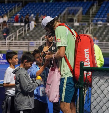 DELRAY BEACH, FLORIDA - 19 Şubat 2022: Florida 'da düzenlenen 2022 Delray Beach Open turnuvasında kazandığı yarı final maçından sonra genç tenis taraftarları ile ABD' li Reilly Opelka