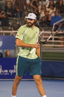 DELRAY BEACH, FLORIDA - 19 Şubat 2022: ABD 'li profesyonel tenisçi Reilly Opelka, Florida' da düzenlenen 2022 Delray Beach Open turnuvasında oynadığı yarı final maçı sonrasında zaferini kutladı