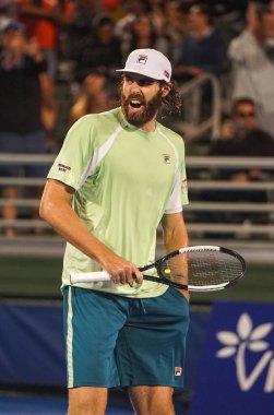 DELRAY BEACH, FLORIDA - 19 Şubat 2022: ABD 'li profesyonel tenisçi Reilly Opelka, Florida' da düzenlenen 2022 Delray Beach Open turnuvasında oynadığı yarı final maçı sonrasında zaferini kutladı