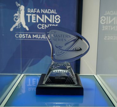 ISLA MUJERES, MEXICO - 19 Eylül 2021: Usta 1000 Monte Carlo 2005, Costa Mujeres, Meksika 'daki Rafa Nadal Tenis Merkezi' nde tek başına sergilenen ödül