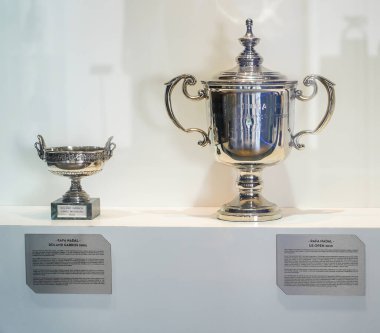 ISLA MUJERES, MEXICO - SEPTEMBER 19, 2021: Roland Garros 2005 ve ABD Açık 2010 tekler kupaları Costa Mujeres, Meksika 'daki Rafa Nadal Tenis Merkezi' nde sergileniyor