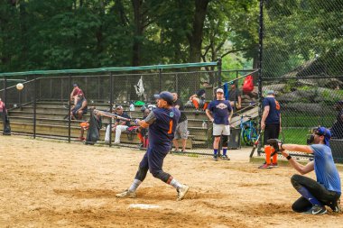 NEW YORK CITY - 20 Temmuz 2021: Central Park 'taki Heckscher beyzbol sahalarında oynayan softbol takımları. Central Park' ta halka açık 26 beyzbol sahası var. 
