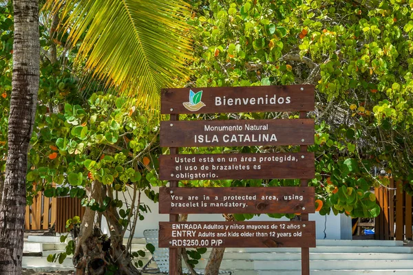 カタリナ島 ドミニカ共和国 2021年6月13日 カタリナ島の標識へようこそ カタリナ島またはカタリナ島カタリナ島は ドミニカ共和国の本土から1 5マイルに位置する熱帯の島です — ストック写真