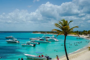 CATALINA ADASI, DOMINICAN REPUBLIC - 13 Haziran 2021: Catalina Adası veya Catalina Adası 'ndaki lüks yatlar. Dominik Cumhuriyeti 'nin anakarasından 1,5 mil uzaklıktaki tropikal bir ada.