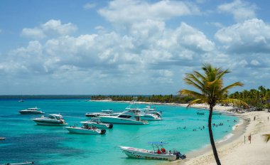 CATALINA ADASI, DOMINICAN REPUBLIC - 13 Haziran 2021: Catalina Adası veya Catalina Adası 'ndaki lüks yatlar. Dominik Cumhuriyeti 'nin anakarasından 1,5 mil uzaklıktaki tropikal bir ada.