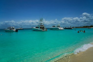 CATALINA ADASI, DOMINICAN REPUBLIC - 13 Haziran 2021: Catalina Adası veya Catalina Adası 'ndaki lüks yatlar. Dominik Cumhuriyeti 'nin anakarasından 1,5 mil uzaklıktaki tropikal bir ada.