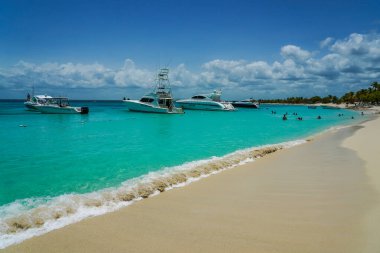 CATALINA ADASI, DOMINICAN REPUBLIC - 13 Haziran 2021: Catalina Adası veya Catalina Adası 'ndaki lüks yatlar. Dominik Cumhuriyeti 'nin anakarasından 1,5 mil uzaklıktaki tropikal bir ada.