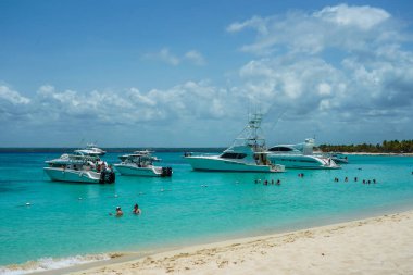 CATALINA ADASI, DOMINICAN REPUBLIC - 13 Haziran 2021: Catalina Adası veya Catalina Adası 'ndaki lüks yatlar. Dominik Cumhuriyeti 'nin anakarasından 1,5 mil uzaklıktaki tropikal bir ada.