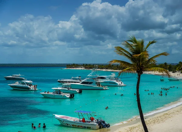 CATALINA ADASI, DOMINICAN REPUBLIC - 13 Haziran 2021: Catalina Adası veya Catalina Adası 'ndaki lüks yatlar. Dominik Cumhuriyeti 'nin anakarasından 1,5 mil uzaklıktaki tropikal bir ada.