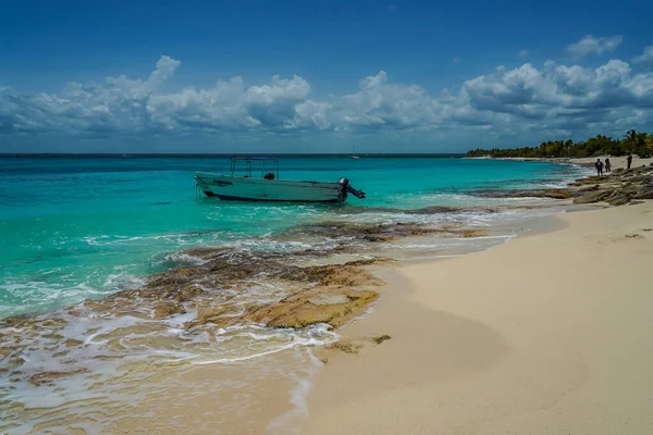 カタリナ島 ドミニカ共和国 2021年6月13日 カタリナ島またはカタリナ島の地元船 ドミニカ共和国の本土から1 5マイルに位置する熱帯の島です — ストック写真