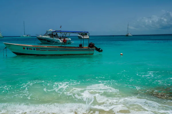 加泰罗尼亚岛 明尼苏达州 2021年6月13日 加泰罗尼亚岛或加泰罗尼亚岛的当地船只 这是一个热带岛屿 距多米尼加共和国大陆1 5英里 — 图库照片