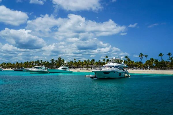 加泰罗尼亚岛 明尼苏达州 2021年6月13日 加泰罗尼亚岛或加泰罗尼亚岛豪华游艇 这是一个热带岛屿 距多米尼加共和国大陆1 5英里 — 图库照片