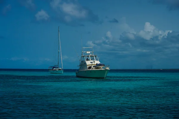 カタリナ島 ドミニカ共和国 2021年6月13日 カタリナ島またはカタリナ島の高級ヨット ドミニカ共和国の本土から1 5マイルに位置する熱帯の島です — ストック写真
