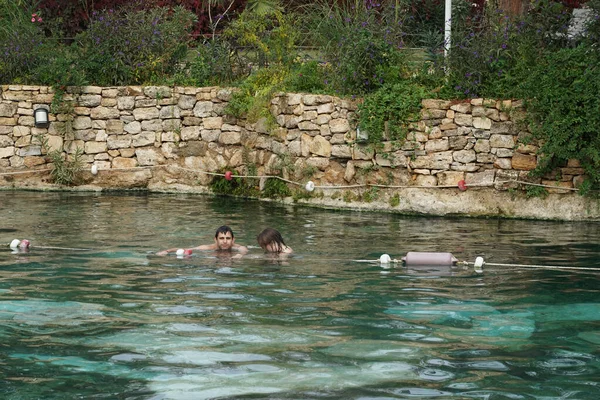 Pamukkale Turecko Listopadu 2021 Turisté Užívají Starožitného Bazénu Kleopatřina Lázeň — Stock fotografie