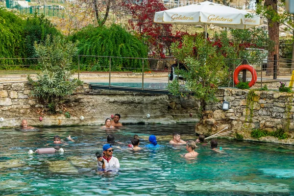 Pamukkale Turquía Noviembre 2021 Los Turistas Disfrutan Piscina Antigua Baño —  Fotos de Stock