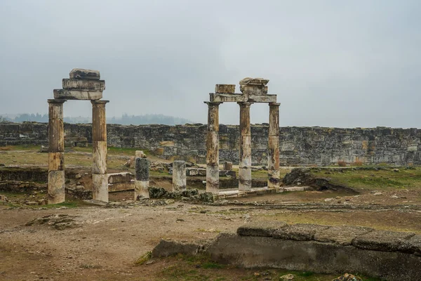 Ερείπια Στην Αρχαία Ελληνική Πόλη Της Ιεράπολης Στην Παμουκάλε Της — Φωτογραφία Αρχείου