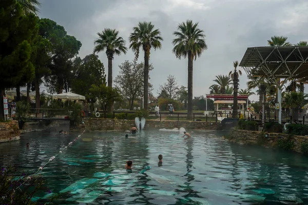 Pamukkale Turquía Noviembre 2021 Los Turistas Disfrutan Piscina Antigua Baño — Foto de Stock